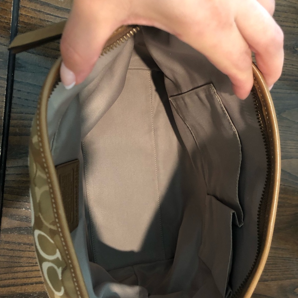 Vintage Coach Signature Beige and Tan Shoulder Bag - Picture 7 of 8